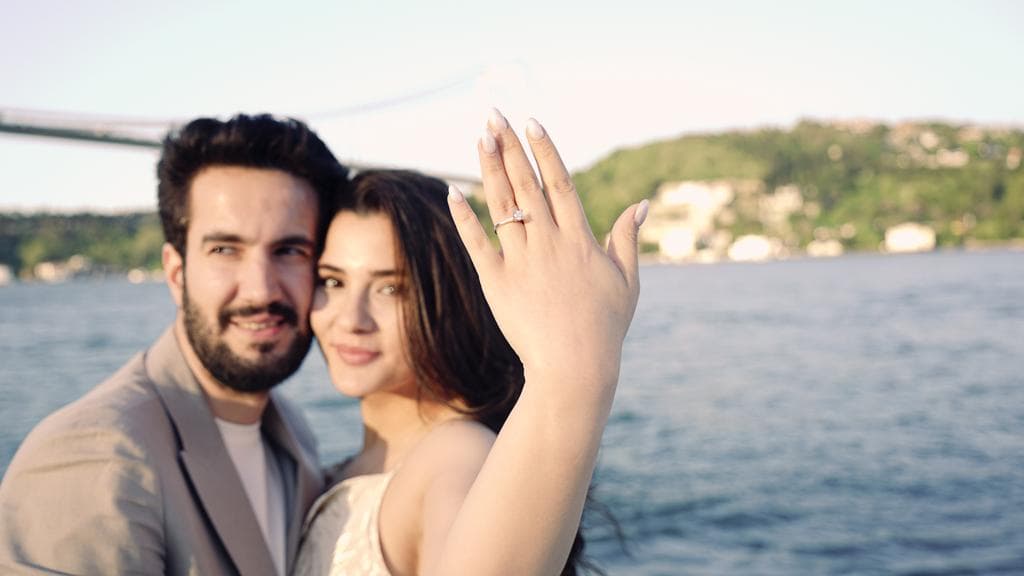 yacht tour marriage proposal