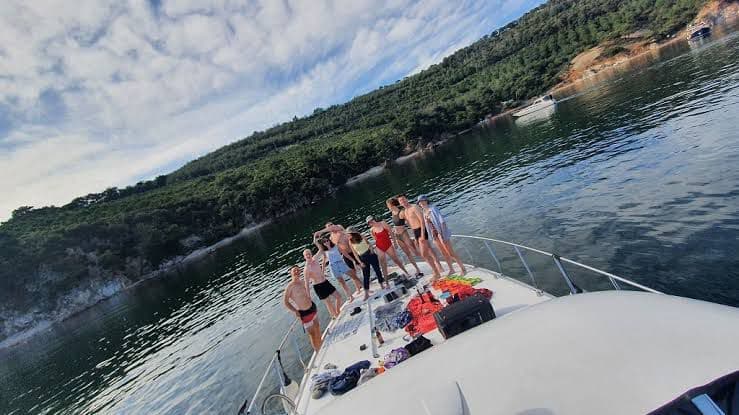 Swimming tour on a boat